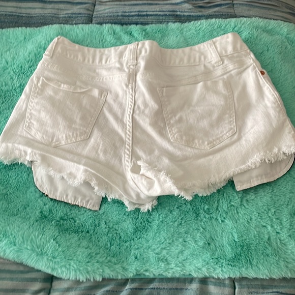 Medium white short shorts with sequence pockets - Picture 2 of 5